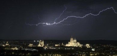 David Arranz / ICAL Una tormenta descarga sobre Salamanca chubascos y numerosos rayos