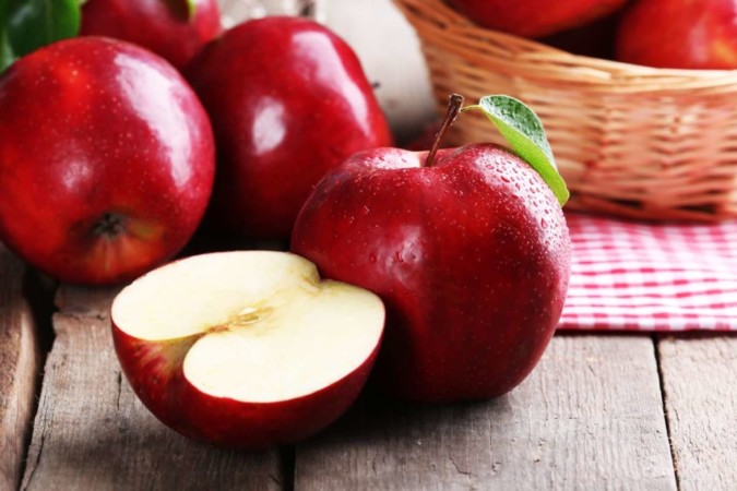 La manzana es uno de los alimentos que ayuda a prevenir las caries.