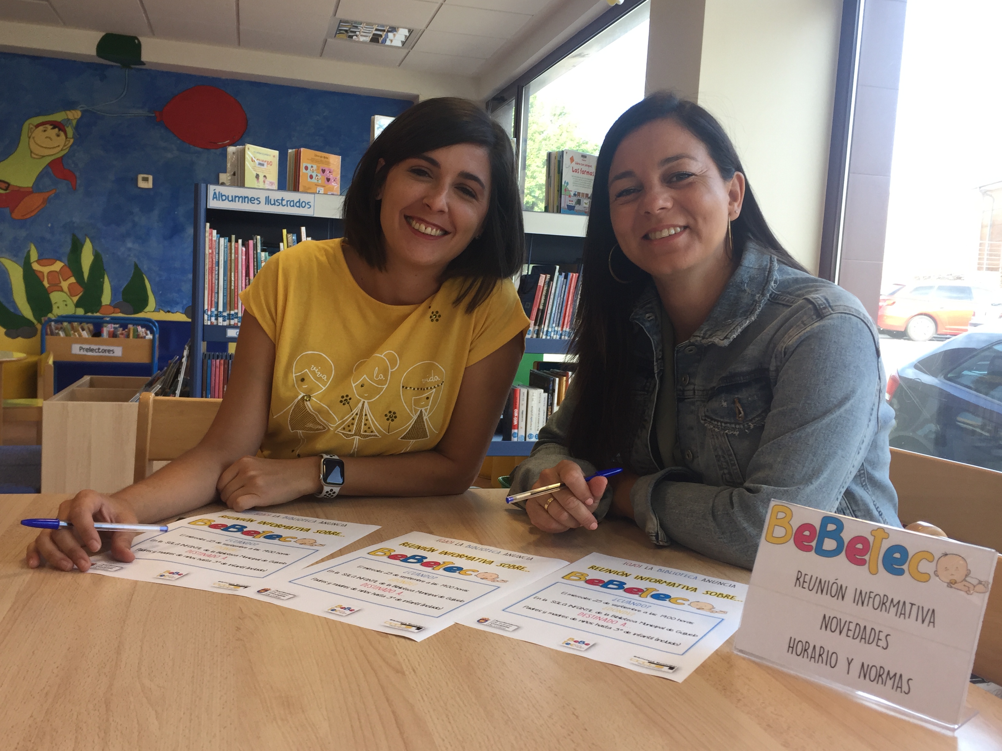 Maria Jesus Moro y Maria Gutierrez en la Biblioteca de Guijuelo.