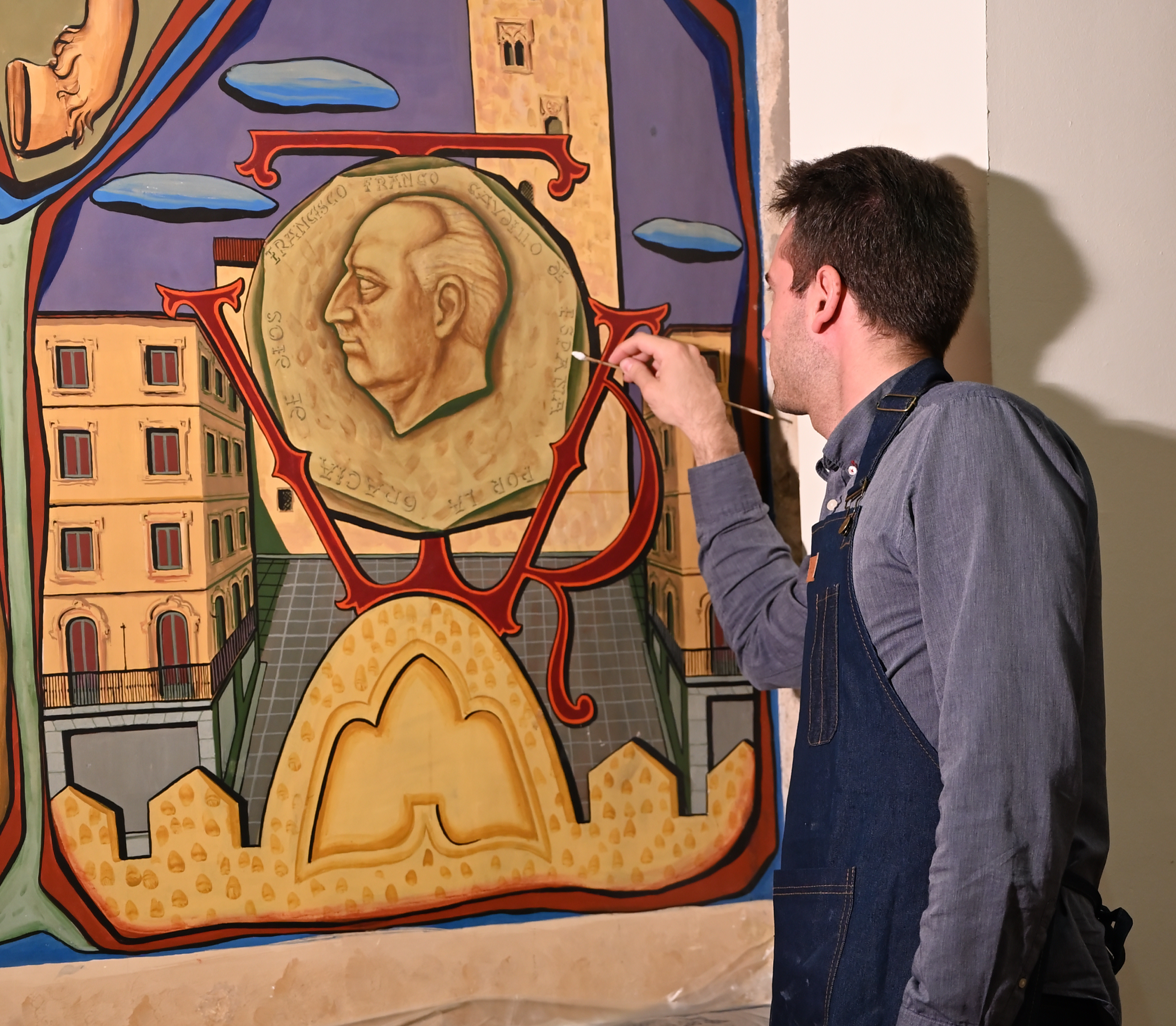 El restaurador, Miguel García, trabajando en el mural que decora el Salón de Plenos del Ayuntamiento de Salamanca.