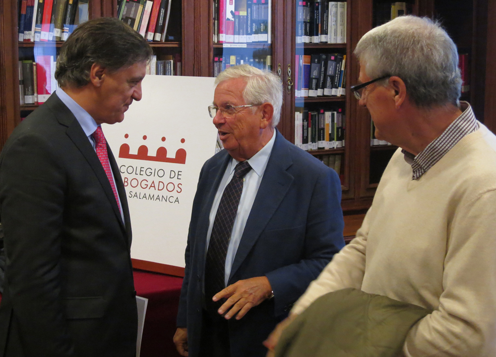 Carlos García Carbayo, Fernándo Jáuregui y Jesús Málaga, momentos previos a la presentación del libro, 'Los abogados que cabiaron España'.