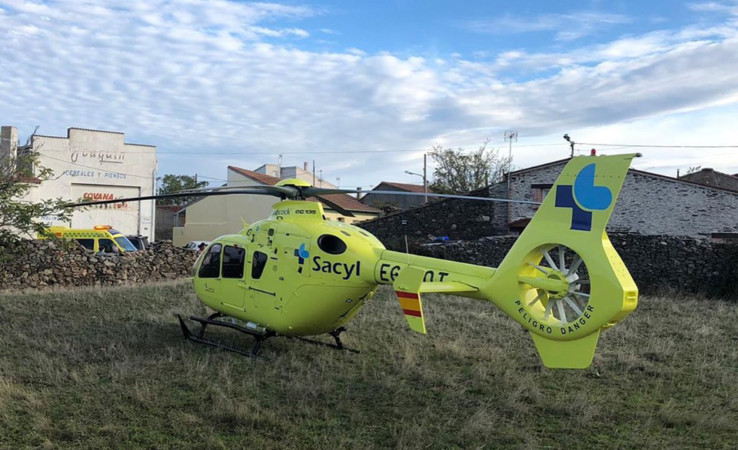 El helicóptero medicalizado del Sacyl acudió a El Pizarral, donde tuvo lugar el accidente.