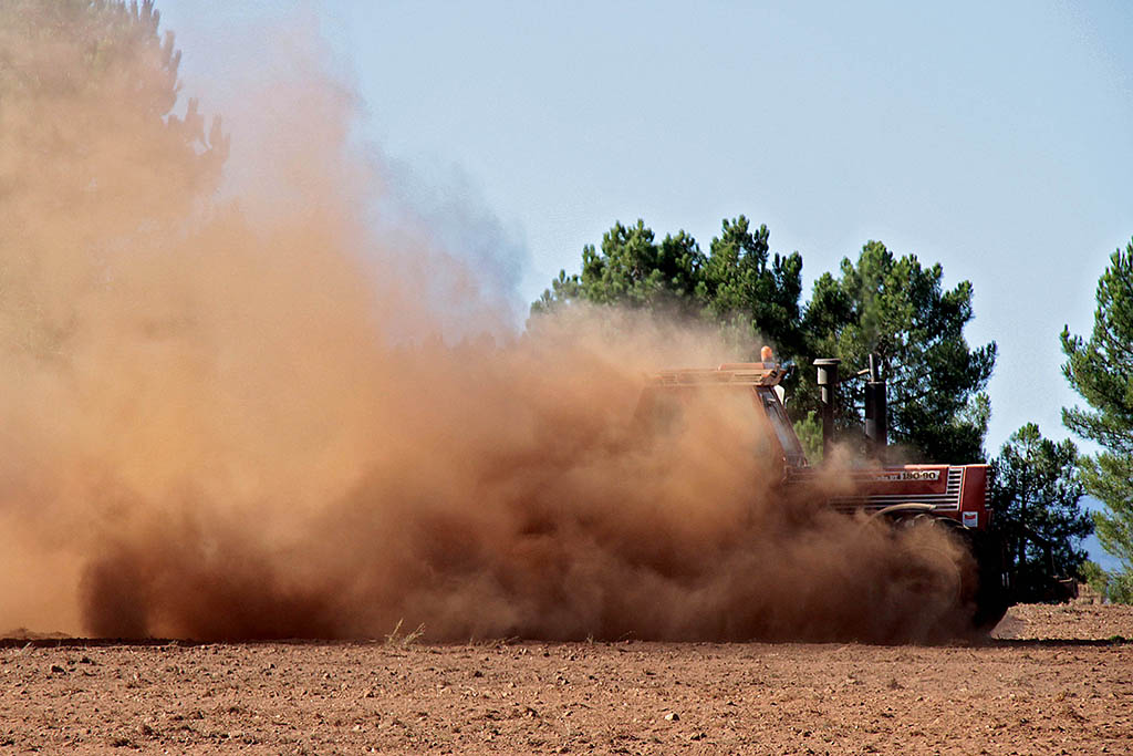 Un tractor abona el campo. Foto. ICAL.