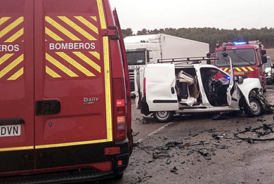 Bomberos Provincia Valladolid / ICAL Un fallecido en una colisión entre un camión y una furgoneta en la N-601 en Medina de Rioseco (Valladolid)