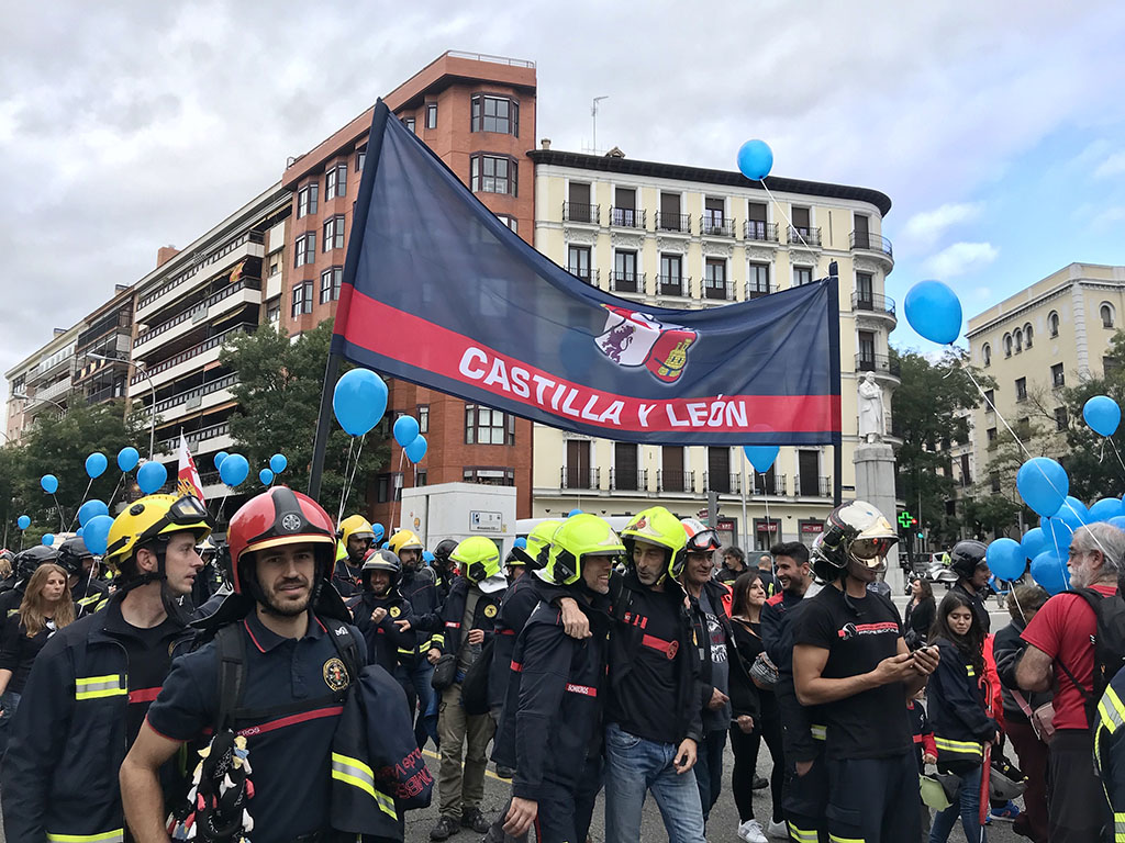 ICAL Bomberos de Castilla y León se manifiestan en Madrid convocados por la Coordinadora Unitaria de Bomberos Profesionales (CUBP) para exigir una ley estatal del fuego