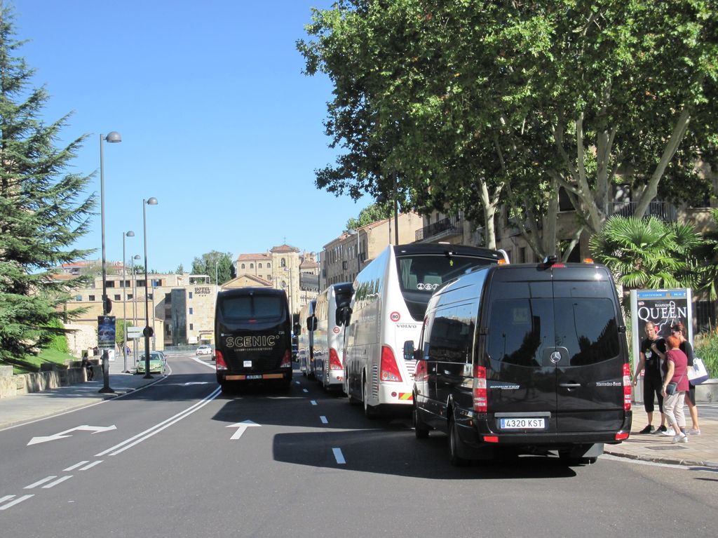 Autobuses de turistas en Rector Esperabé.