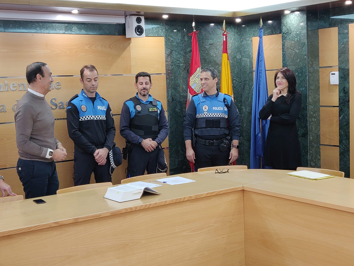 La plantilla de la Policía Local de Carbajosa suma dos nuevos agentes, el alcalde, Pedro Samuel Martín, le da la bienvenida.