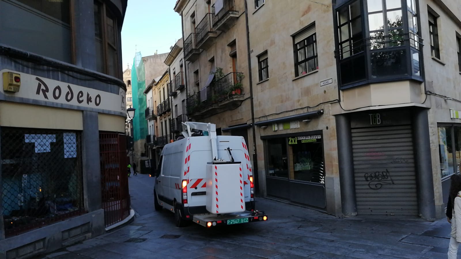 Preparativos para colocar los adornos de la iluminación navideña en Salamanca. (2)