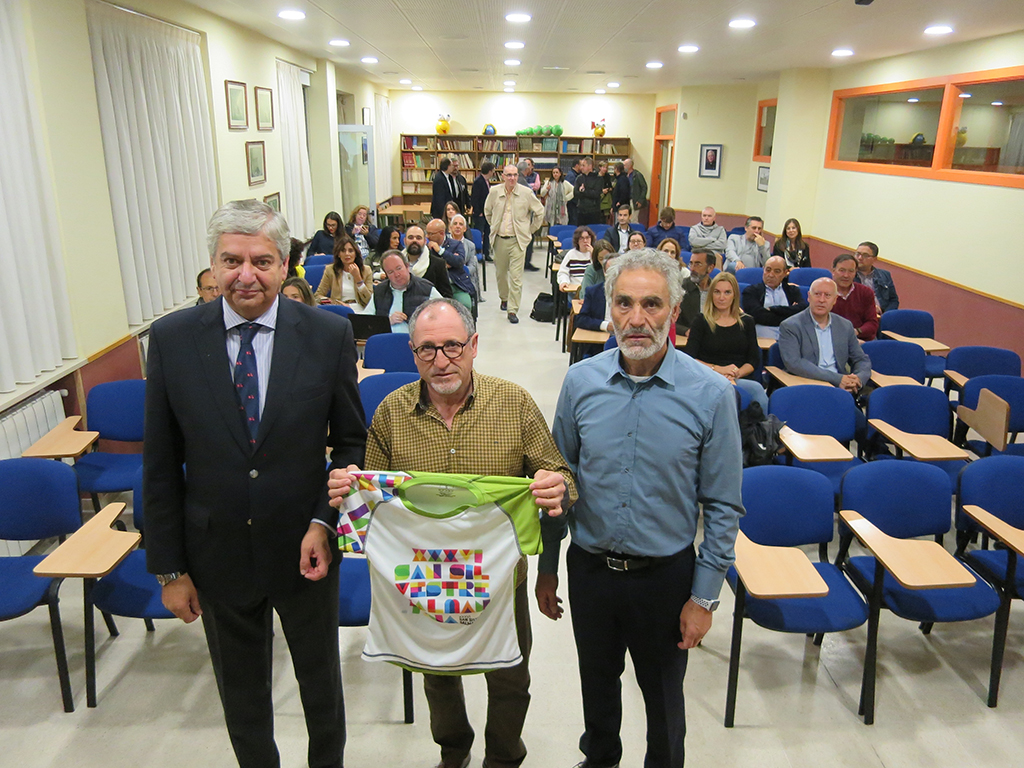 Presentación de la San Silvestre 2019. Javier García, José Antonio Molinero, 'Moli', y Luis González, de Grupo Sete