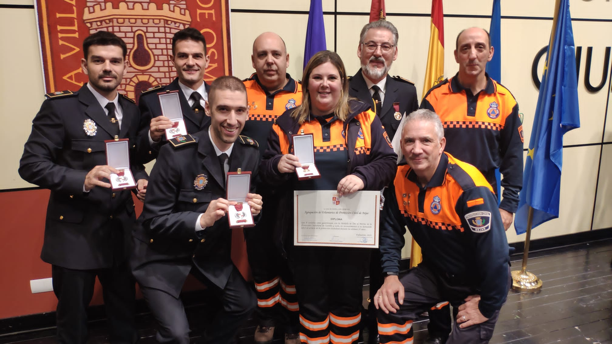 Voluntarios de Protección Civil y los agentes de la Policía Local de Béjar, con sus galardones.