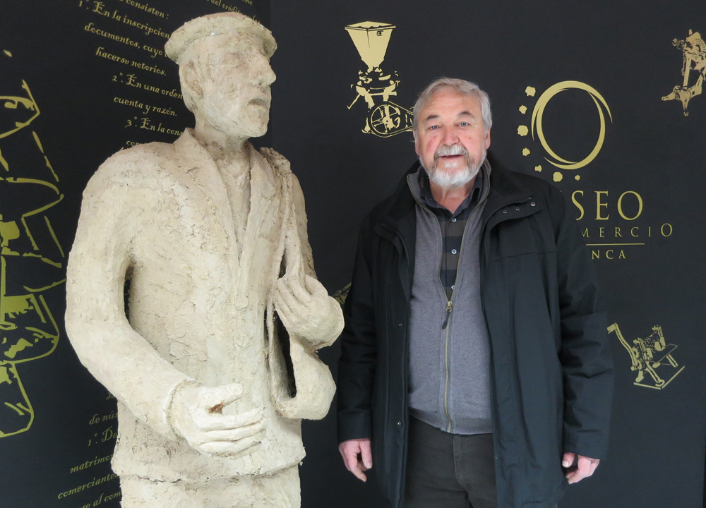 Gonzalo Iglesias y Bololo, la escultura que da la bienvenida al visitante a la exposición La Armuña Tierra binada en el Museo del Comercio.