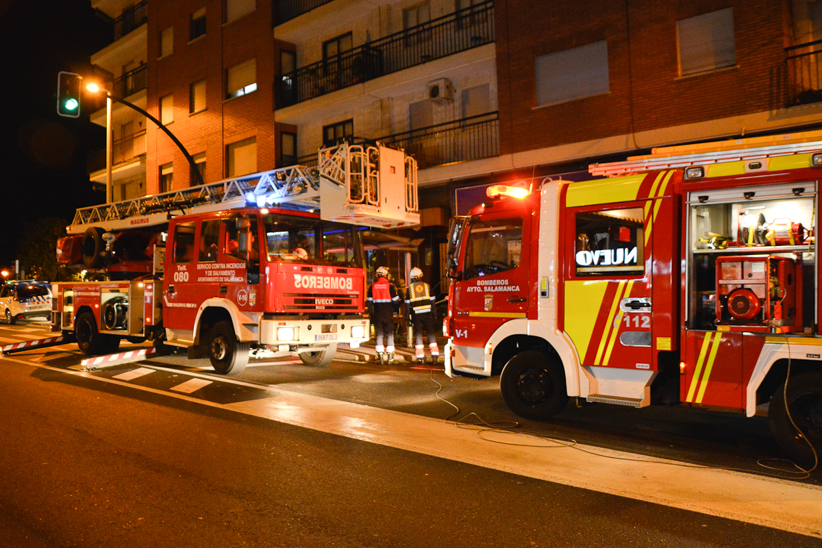 Varias dotaciones de Bomberos acudieron al 152 de la avenida para sofocar un fuego en una de las viviendas, en Salamanca