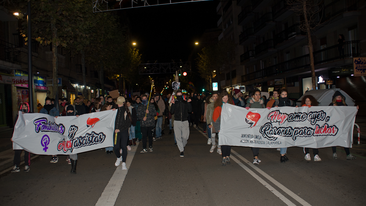 Cientos de personas acuden a la manifestación antifascista que salió de Garrido y llegó a la plaza del Liceo.