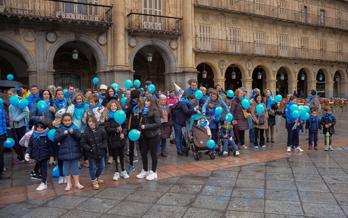 Decenas de personas participaron en la V Marcha Solidaria 'Muévete por la diabetes', en Salamanca.
