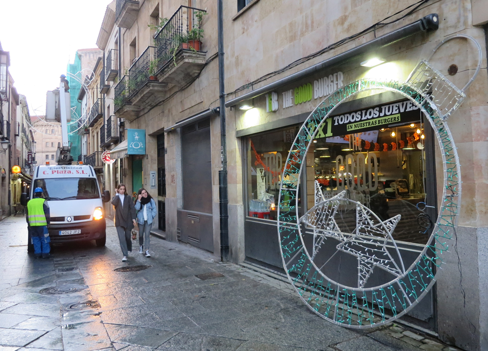 Operarios colocan los adornos y luces de Navidad en las calles del centro de Salamanca.