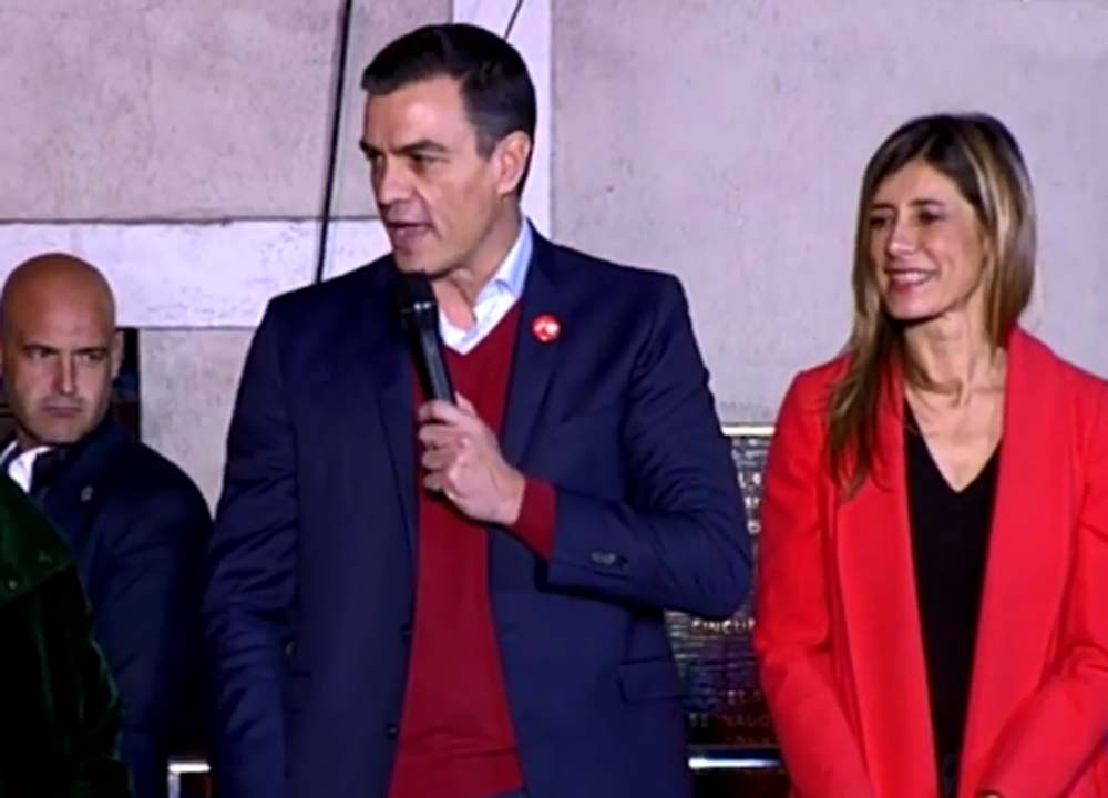 Pedro Sánchez y su mujer Begoña Gómez, en la sede del PSOE en Madrid.