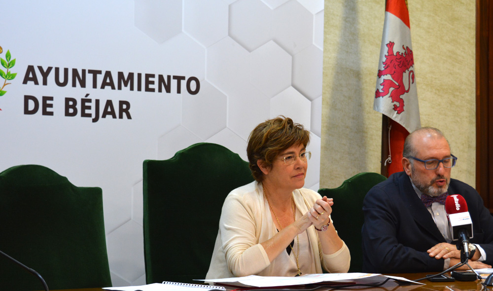 La alcaldesa de Béjar, Mª. Elena Martín, y el presidente de la Cámara de Comercio de Béjar, Buenaventura Velasco