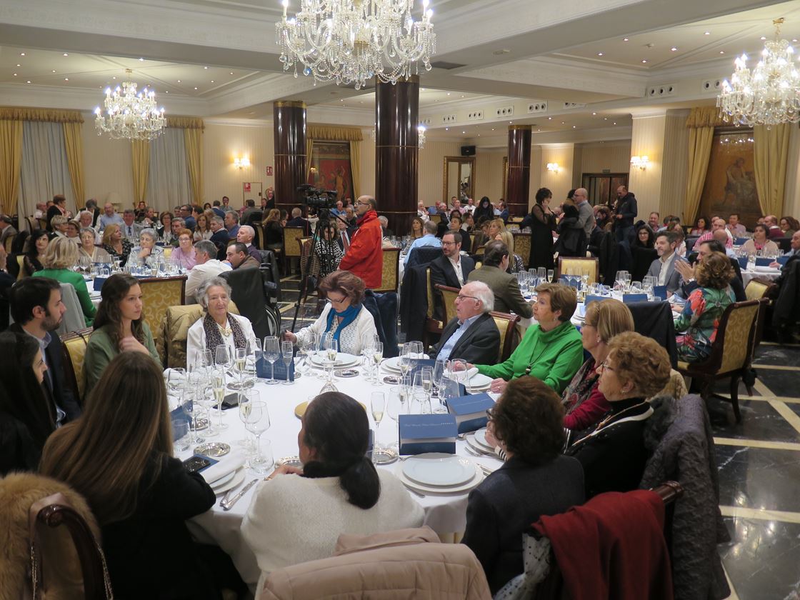 Alcaldes, concejales, afiliados y simpatizantes populares celebran la comida de Navidad.