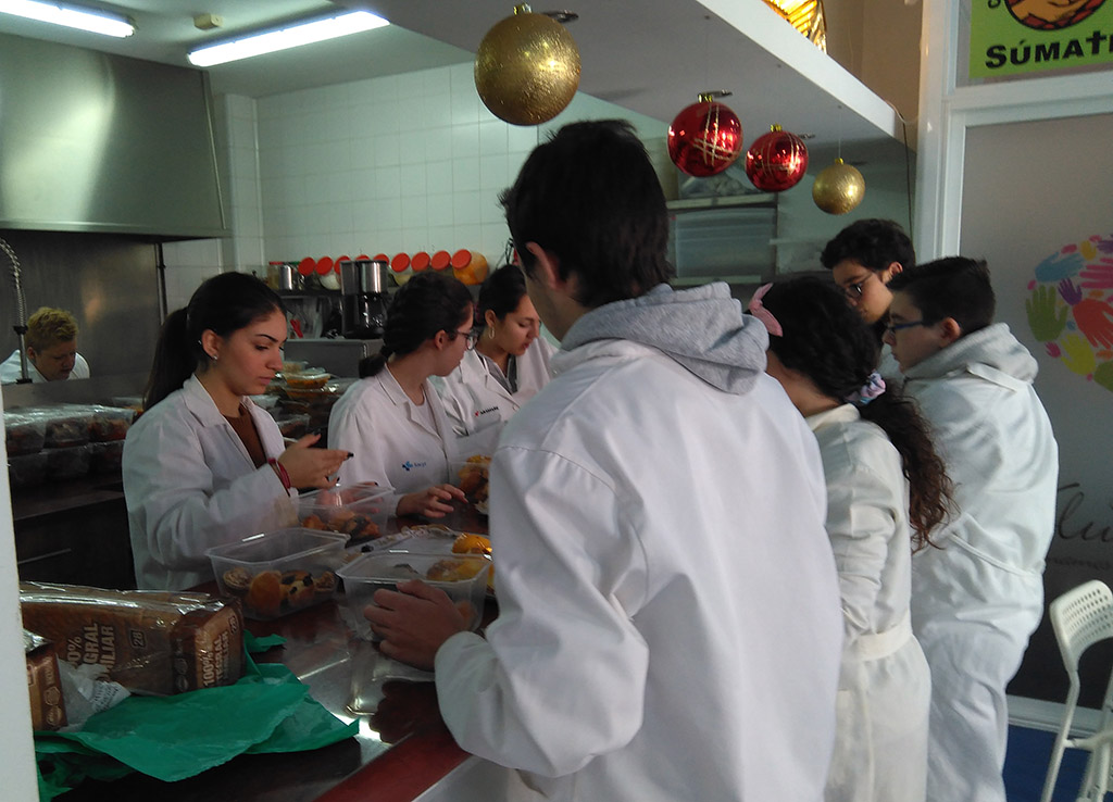 Alumnos del IES Federico García Bernalt participan en jornadas de voluntariado en las Hermanitas de los Pobres y el Comedor de los Pobres. (3)