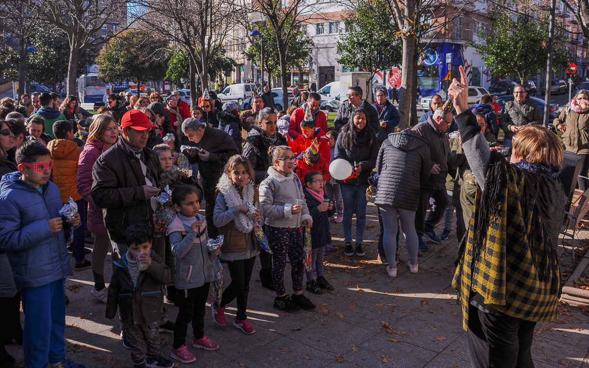 Los vecinos del barrio de Vidal celebraron las campanadas a las 12.00 horas en la plaza del barrio en fraternidad y con muy buen ambiente.