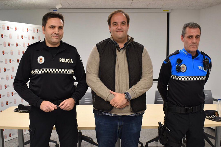 De izquierda a drcha. Clemente Iglesias, el jefe de la Policía Local, Roberto Martín, alcalde de Guijuelo, y Alberto Alonso, agente.