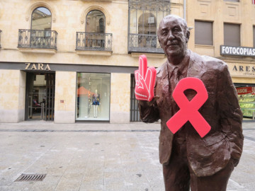 El Comité Anti-Sida de Salamanca tiene una carpa instalada en la plaza del Liceo donde te regalan un preservativo, información y uno o más consejos.