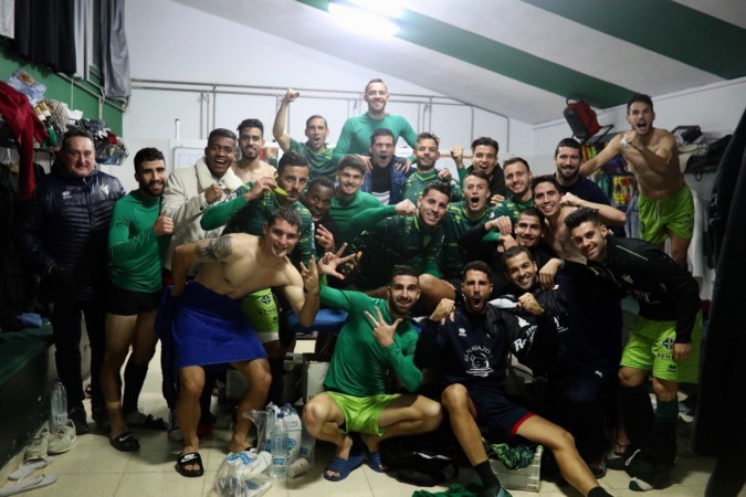 Los jugadores del CD Guijuelo celebran la víctoria ante el Burgos en su feudo. Foto. Twittter Guijuelo.