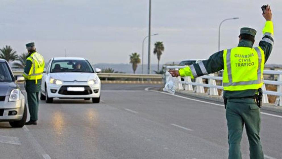 La Guardia Civil auxilia a un menor que caminaba solo en la A-1, Burgos.