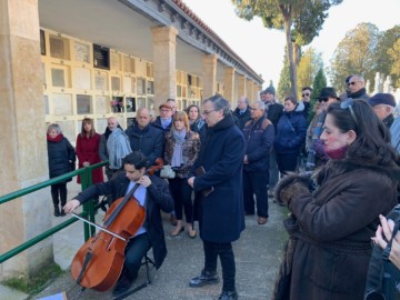 Miguel Elías y Pedro Garriga pusieron voz y música al homenaje que la Asociación Memoria y Justicia de Salamanca rinde cada año a Miguel de Unamuno en el aniversario de su muerte.