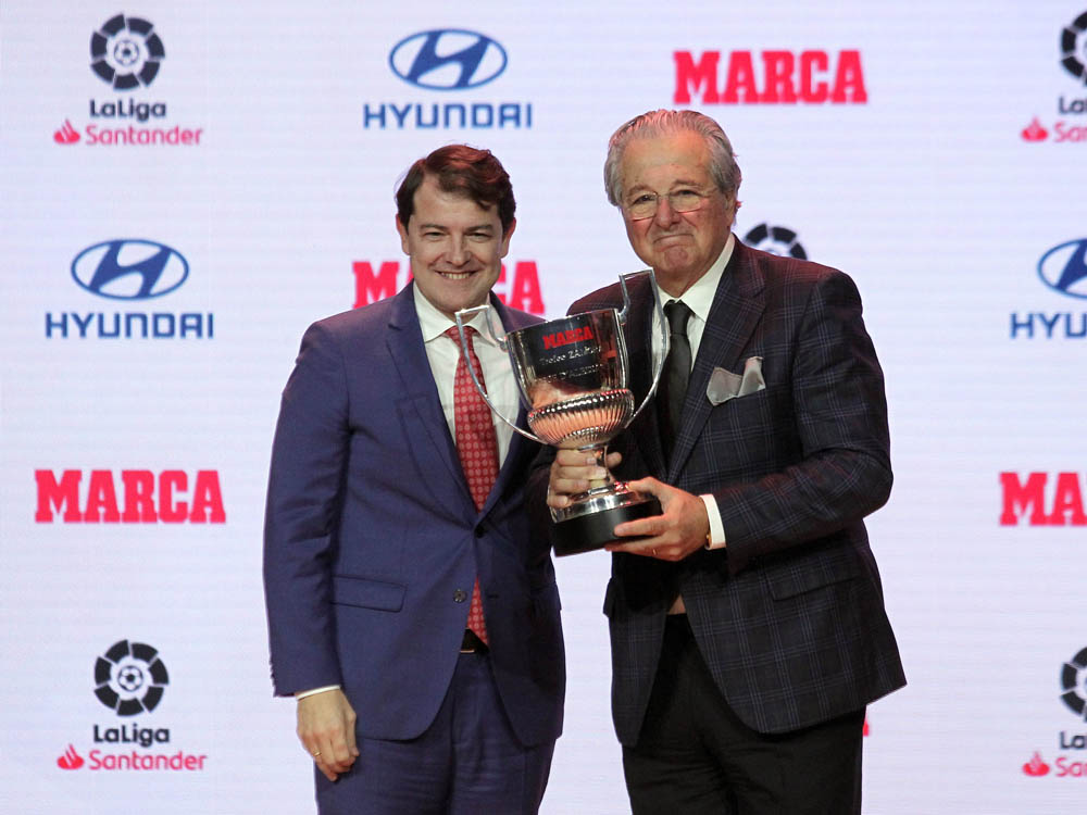 Juan Lázaro / ICAL El presidente de la Junta de Castilla y León, Alfonso Fernández Mañueco, asiste a la entrega de Premios MARCA de Fútbol 2018-2019. En la imagen el presidente de la Junta entrega el premio trofeo zamora honorífico a Jorge D'Alessandro.