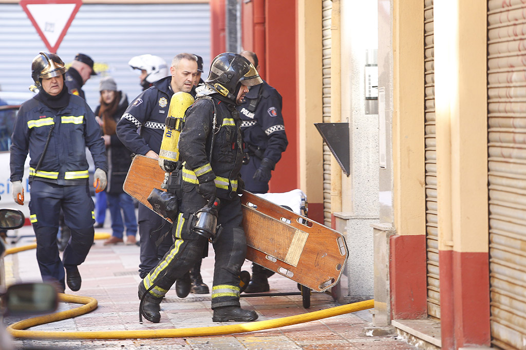 Carlos S. Campillo / ICAL Una persona resulta herida de gravedad en un incendio originado en una vivienda de la calle Suárez Ema de León