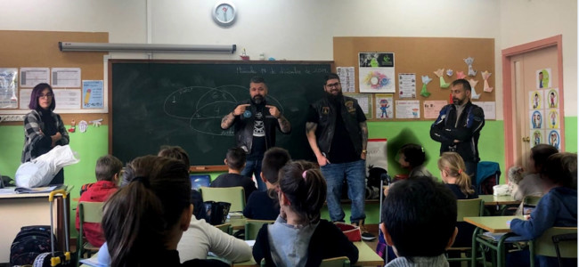 Los moteros de Proyecto Lobo hablaron sobre el acoso escolar en el colegio Campo Charro.