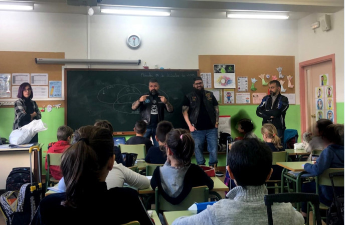 Los moteros de Proyecto Lobo hablaron sobre el acoso escolar en el colegio Campo Charro.