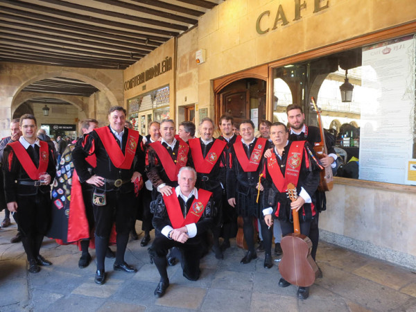 Los tunos de Derecho de la Universidad de Salamanca se reunieron para celebrar su comida de Navidad.
