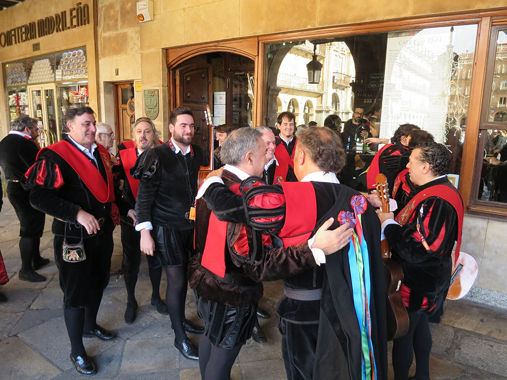Los tunos de Derecho se reunieron para celebrar su comida de Navidad en Salamanca.