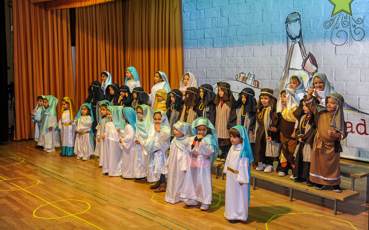 El colegio Siervas de San José celebra su Festival de Navidad.