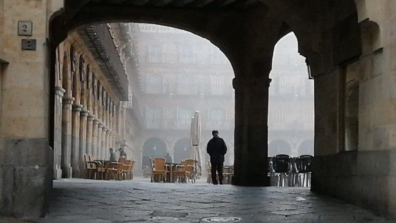 La Plaza Mayor de Salamanca con niebla.