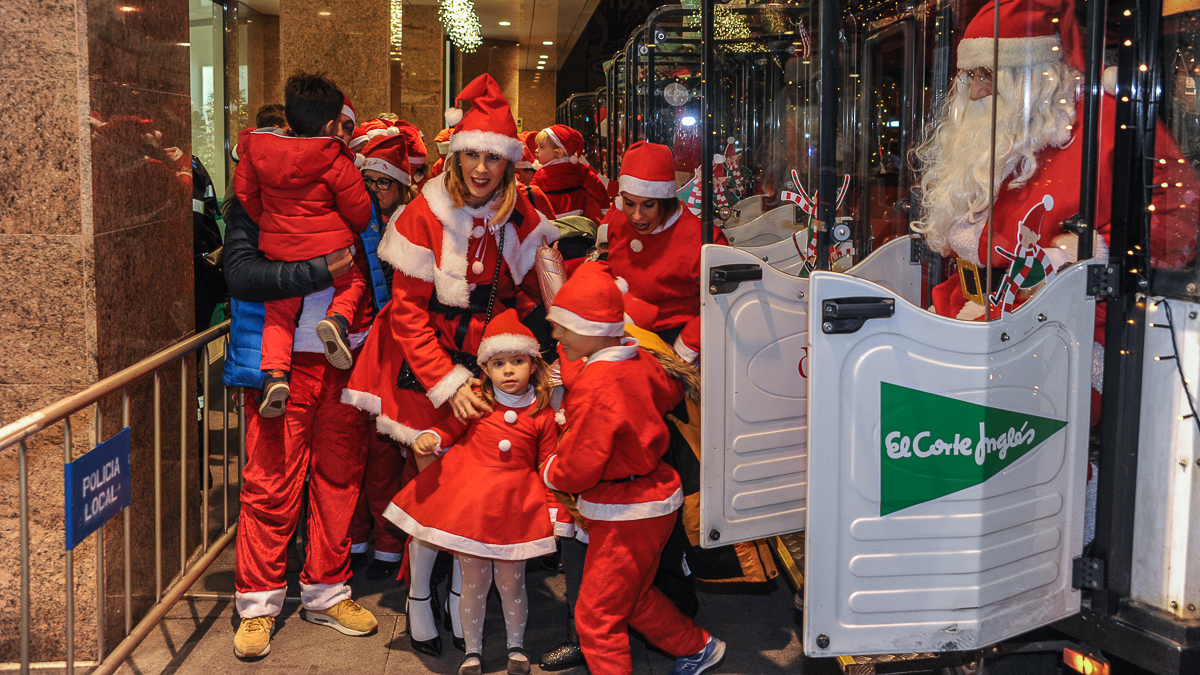 Papá Noel y sus pajes llegaron a El Corte Inglés de Salamanca para recoger las cartas de los niños y niñas.