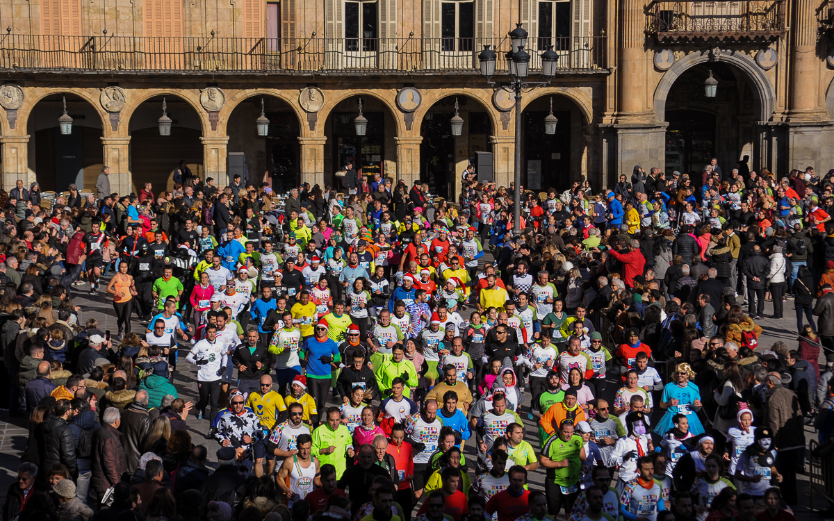 Los corredores de la San Silvestre a su paso por la Plaza Mayor de Salamanca.