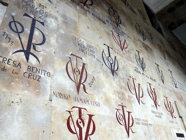 Desde 1953 los Vítores volvieron a engalanar las paredes de los edificios universitarios.