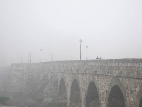 David Arranz / ICAL Mañana de nieblas y bajas temperaturas en la ciudad y la provincia. En la imagen el puente romano