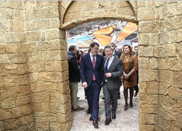 ICAL El presidente de la Junta, Alfonso Fernández Mañueco, mantiene un encuentro con el presidente de Castilla la Mancha, Emiliano García Page,en Fitur.