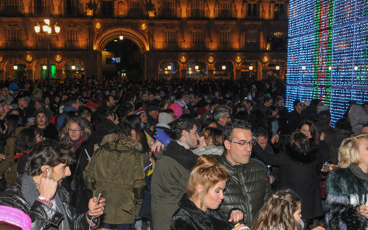 Cientos de salmantinos e invitados acudieron a la Plaza Mayor a recibir el Nuevo Año.