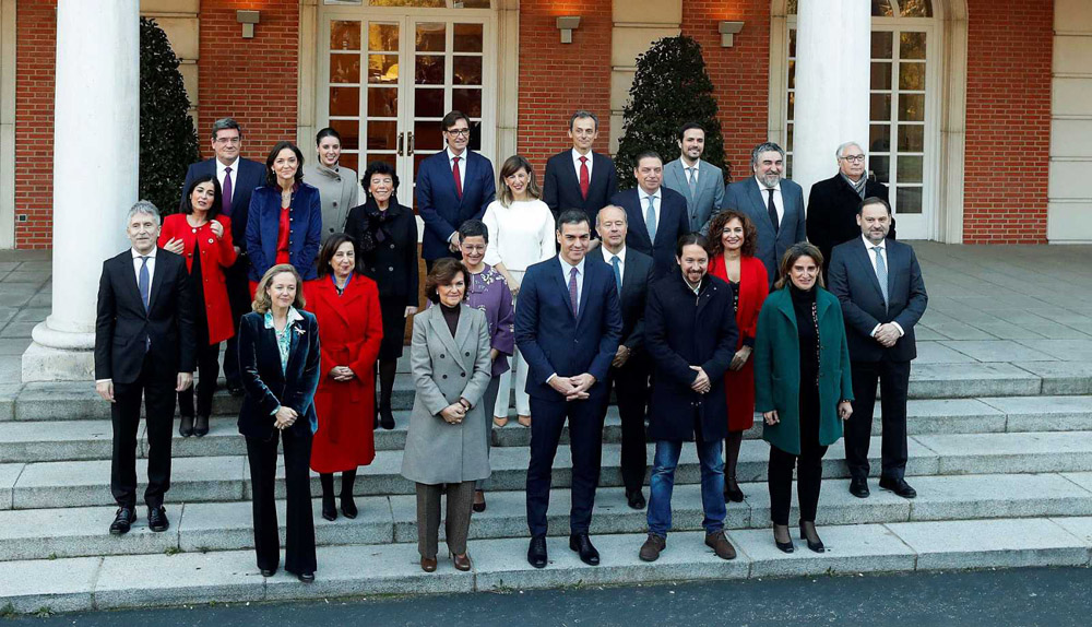 Pedro Sánchez y los ministros del primer Gobierno de coalición de la historia de España.