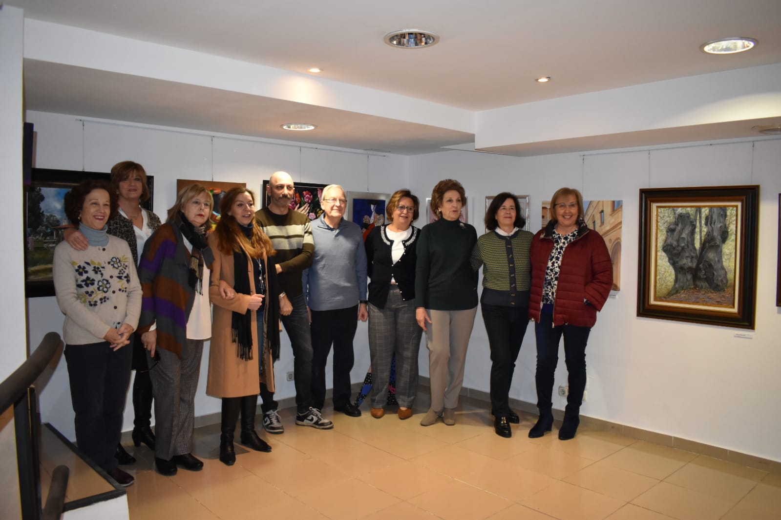 Las ocho pintoras y el pintor que muestran sus obras en 'Por Amor al Arte', en la Sala Yuste.