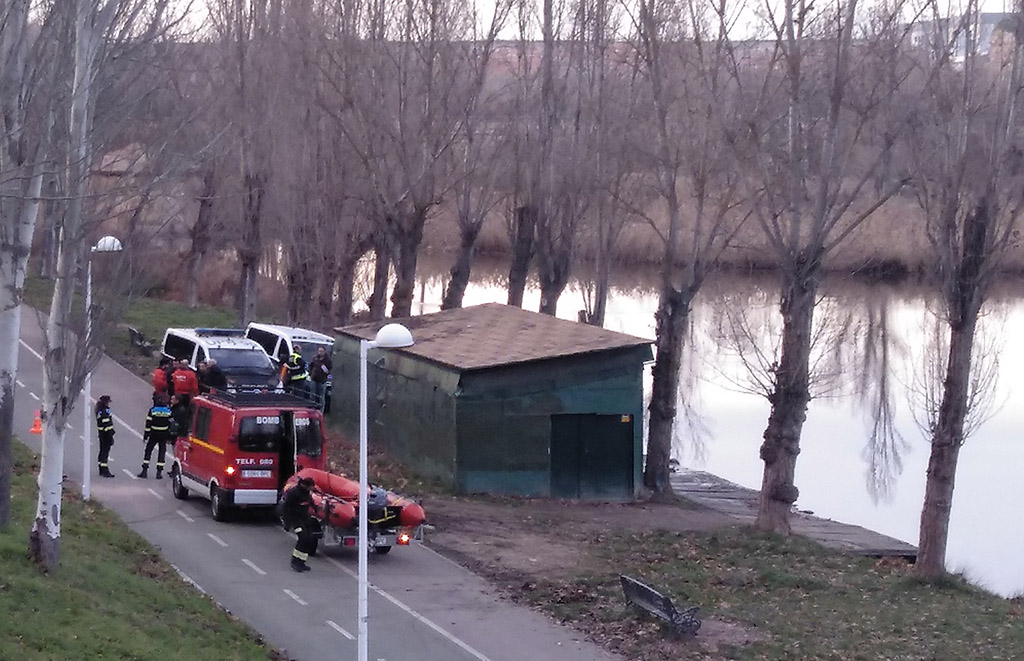 Policía y bomberos de Salamanca acudieron al río Tormes donde apareció el cadáver de una persona.