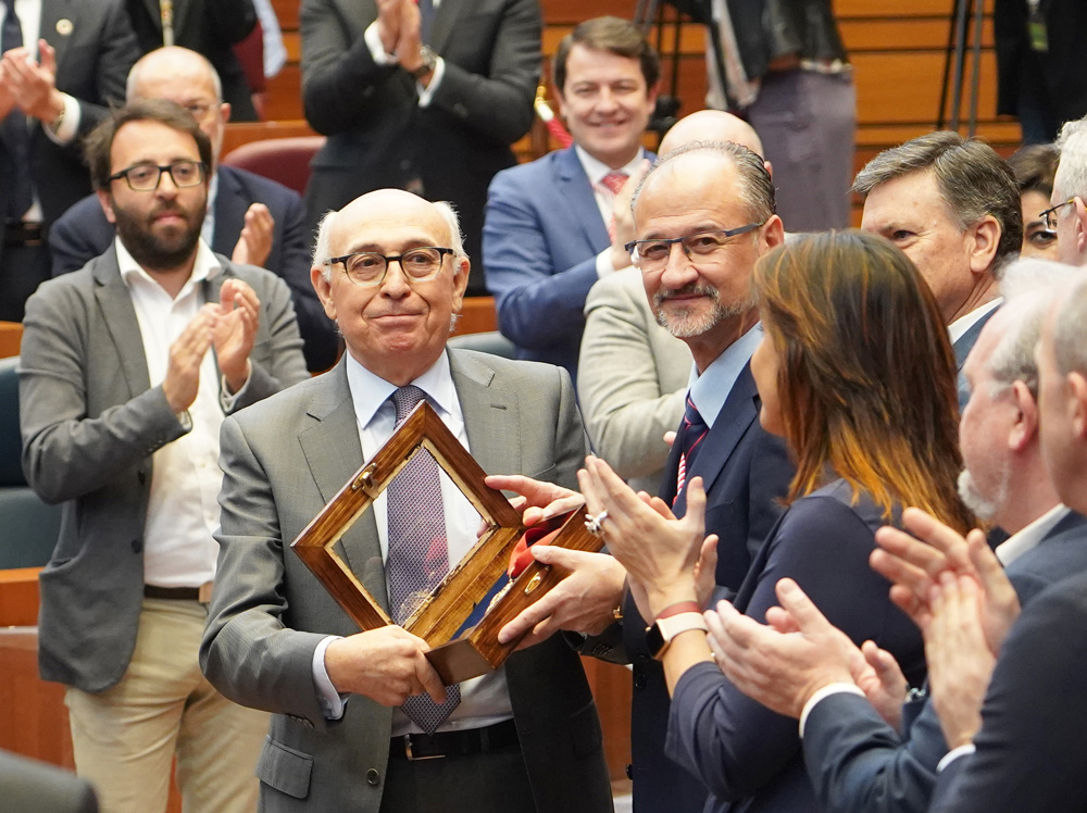 Miriam Chacón / ICAL . Acto conmemorativo del XXXVII aniversario del Estatuto de Autonomía de la Comunidad y entrega de la Medalla de Oro de las Cortes de Castillla y León a Juan Pérez Sánchez, presidente de CERMI Castilla y León