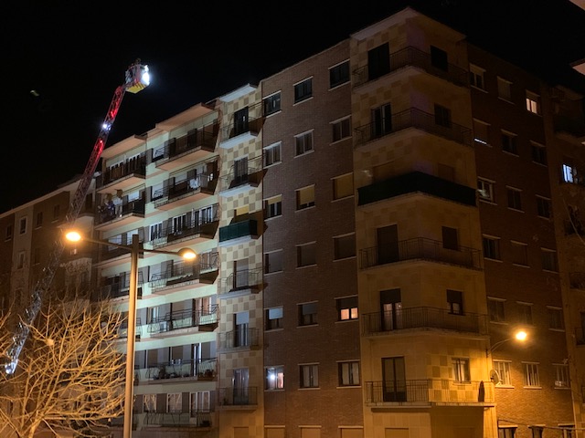 Los bomberos comprobaron que el humo procedía de la chimena del edificio situado en la avenida de Portugal.