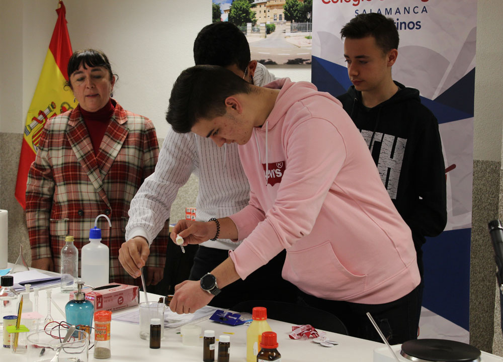 Los alumnos del Colegio San Agustín participan en un taller de Química.