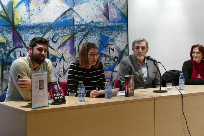 J.M. Ferreira, segundo por la derecha, presentó su libro Casa Baja, en Móstoles.